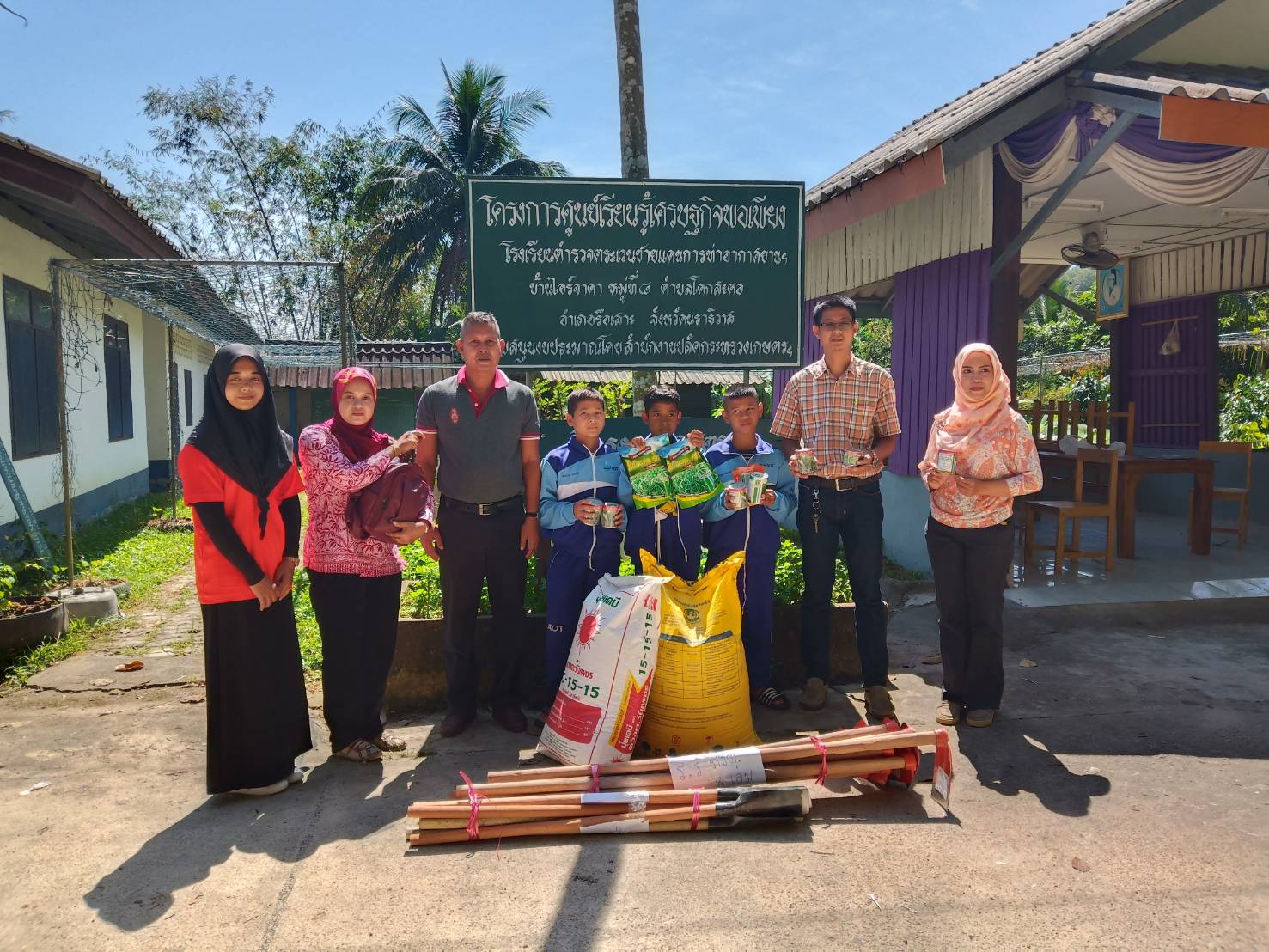 เกษตรรือเสาะ มอบปัจจัยโครงการเกษตรเพื่อ อาหารกลางวัน ตามพระราชดำริฯ